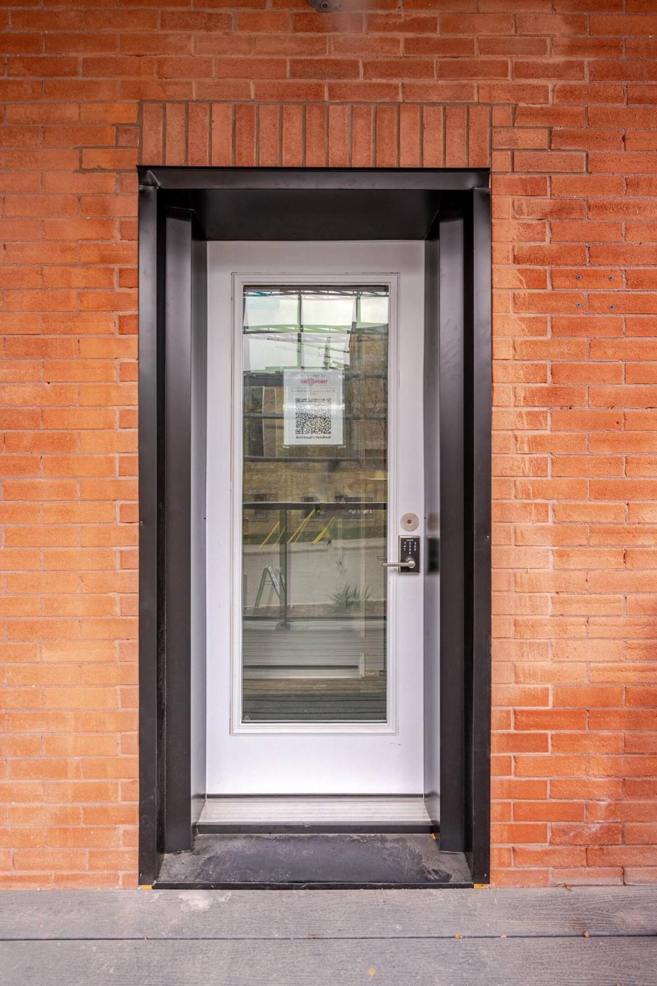 Entire 1 Bedroom Apartment Across From Google - Br5 Kitchener Exterior foto