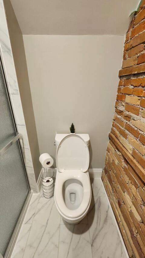 Entire 1 Bedroom Apartment Across From Google - Br5 Kitchener Exterior foto